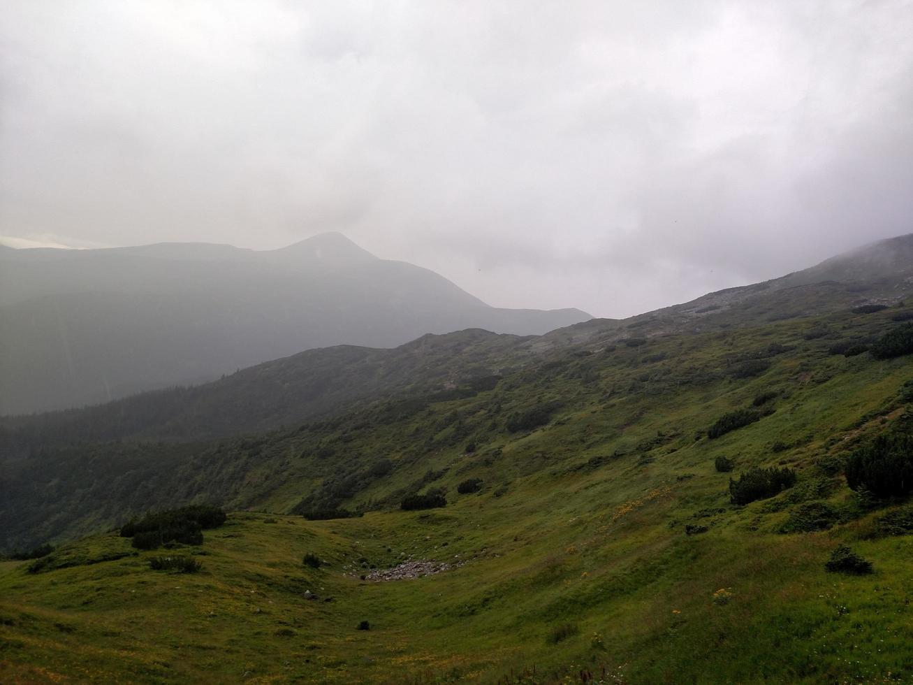 Bergketten bei bewölktem Wetter in der Nähe des Sees foto