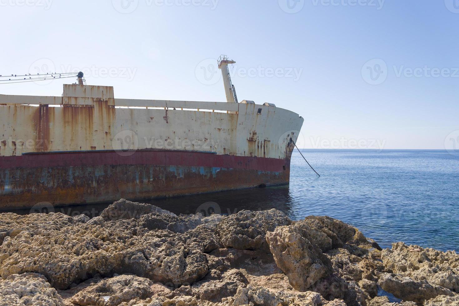 Verlassenes Schiff, das vor der Küste von Zypern Schiffbruch erlitt foto