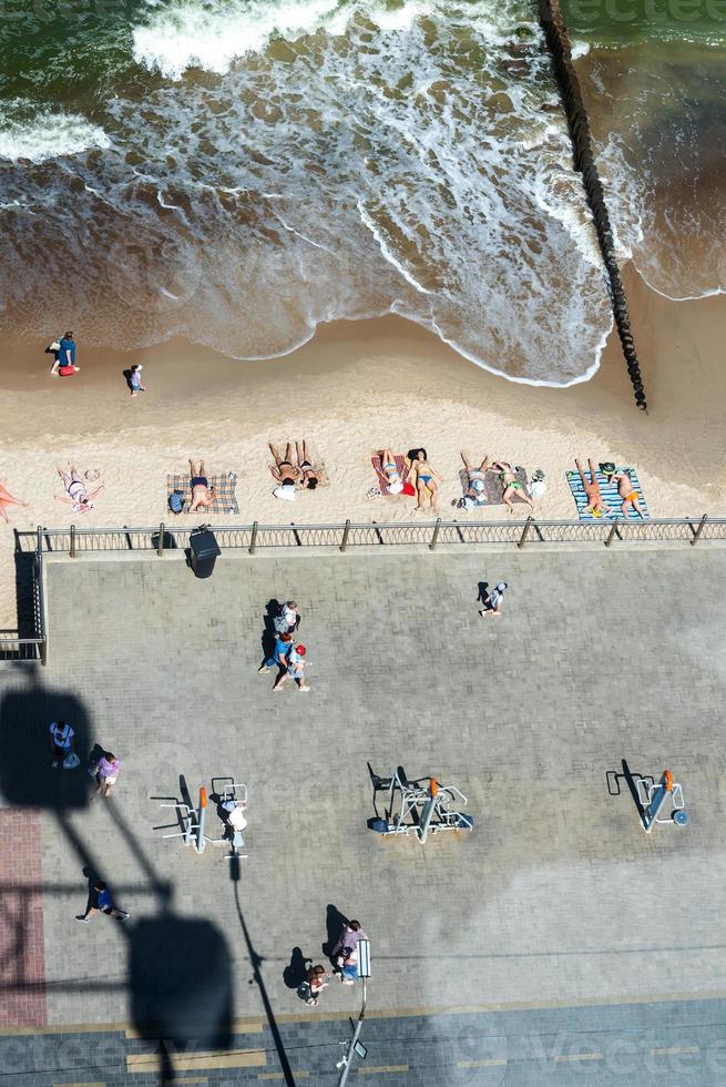zelenogradsk juni 2021, der schatten des riesenrads auf dem sand nahe der ostseeküste foto