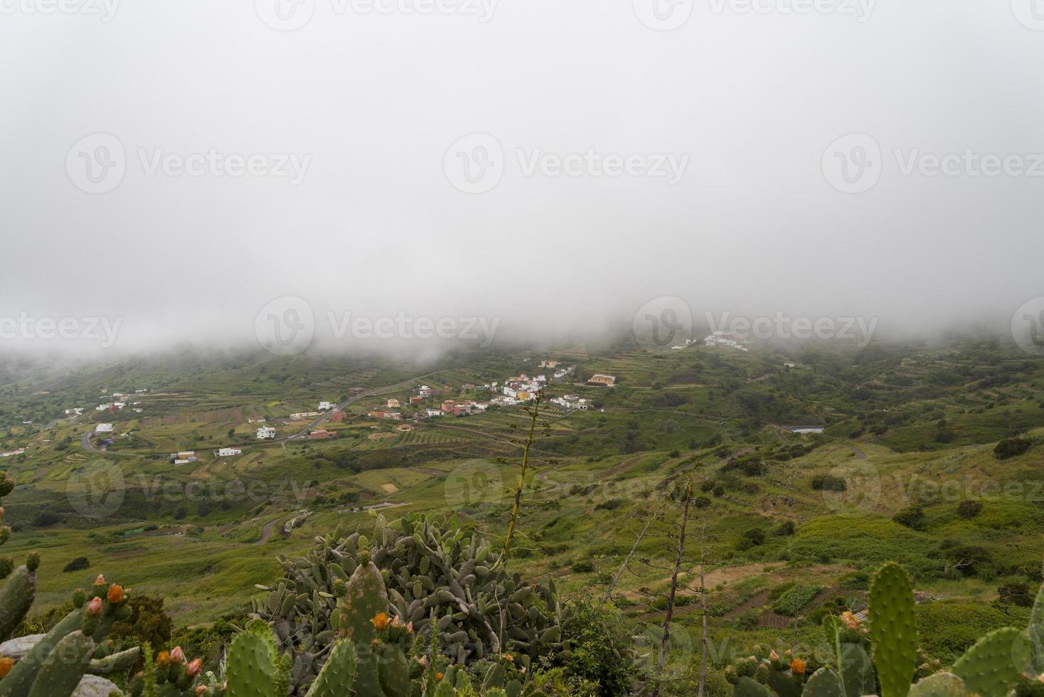 Dorf unter den Wolken, Draufsicht vom Berg foto