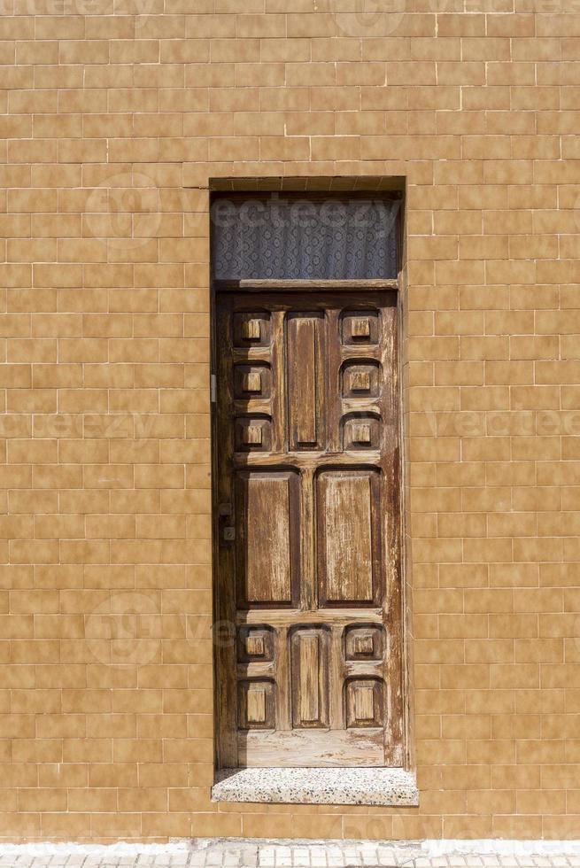 geschlossene Holztür braune Farbe Wohnhaus. foto