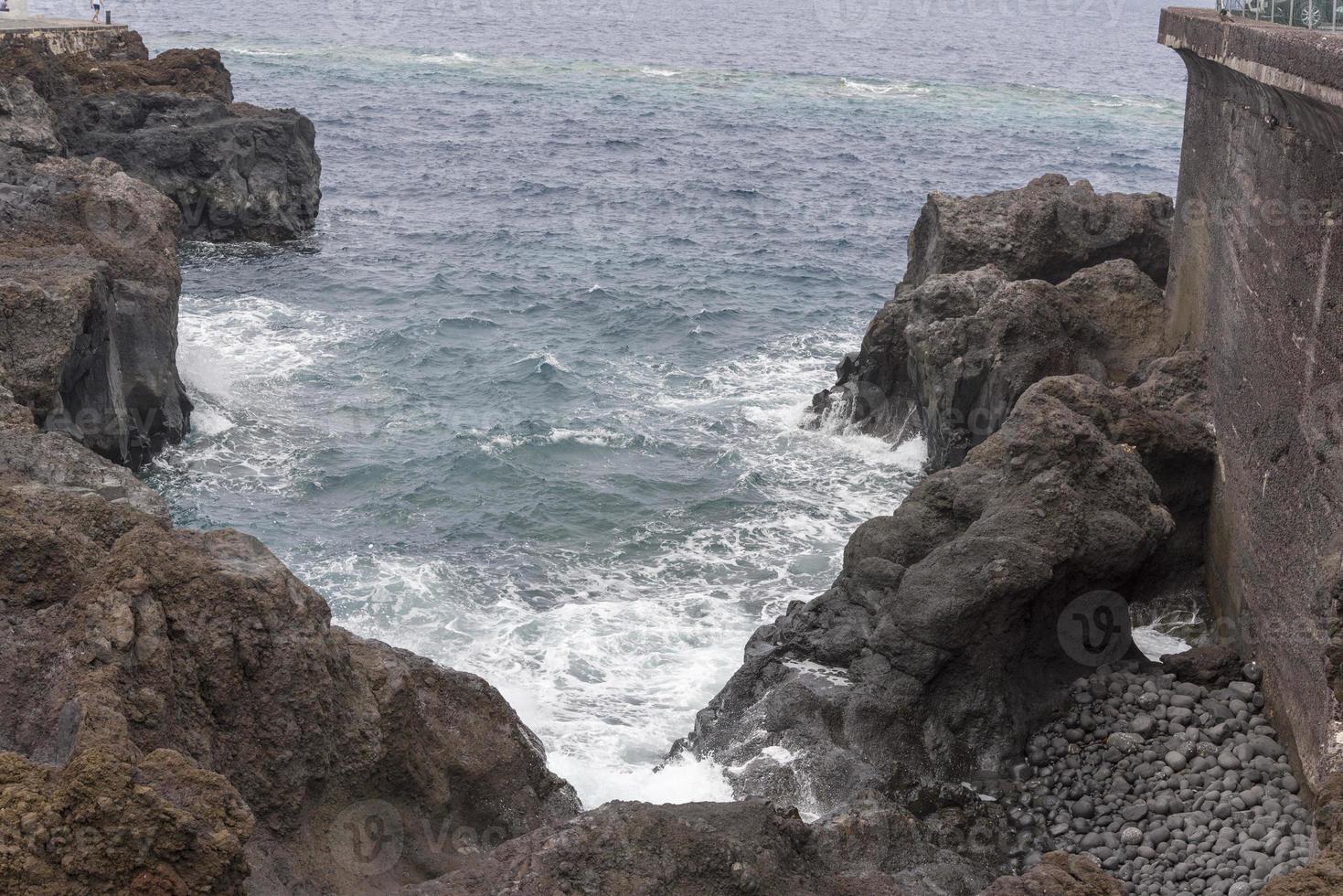 Küste mit Steinen auf der Insel Teneriffa. foto