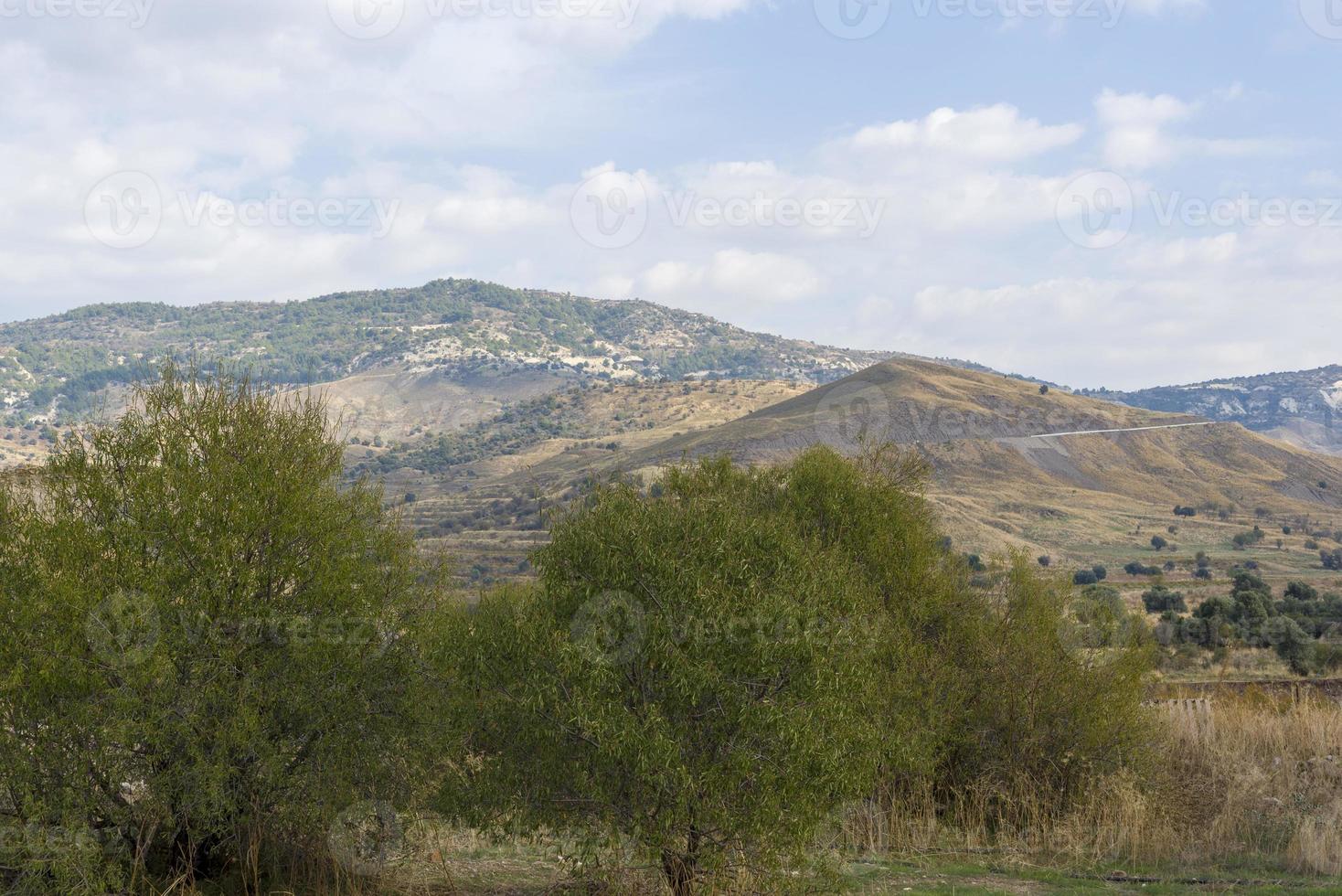 trockene zypernlandschaft mit terrassenförmig angelegten hügeln in der nähe von kaithikas, paphos foto