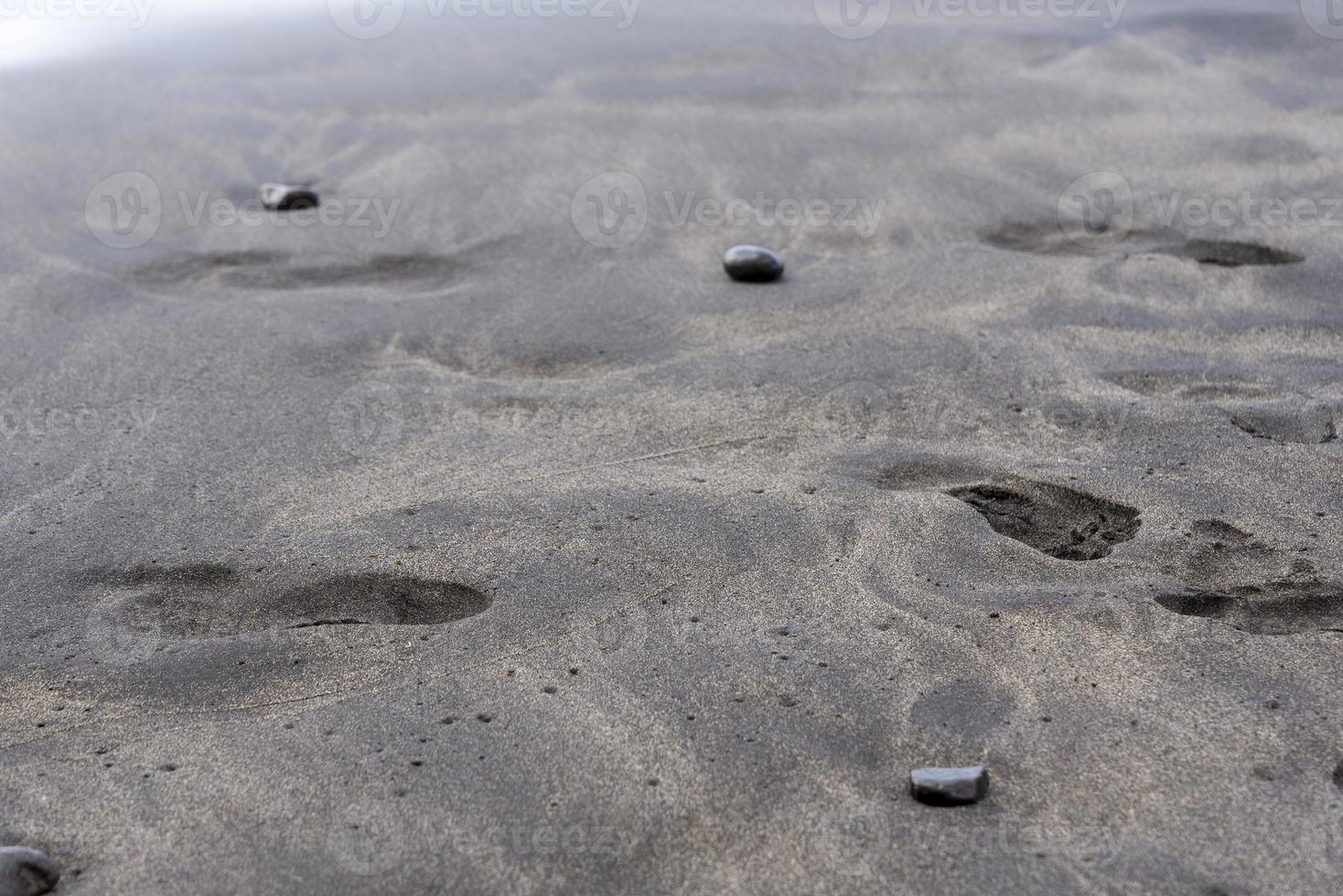 schwarzer sand auf der insel teneriffa. foto