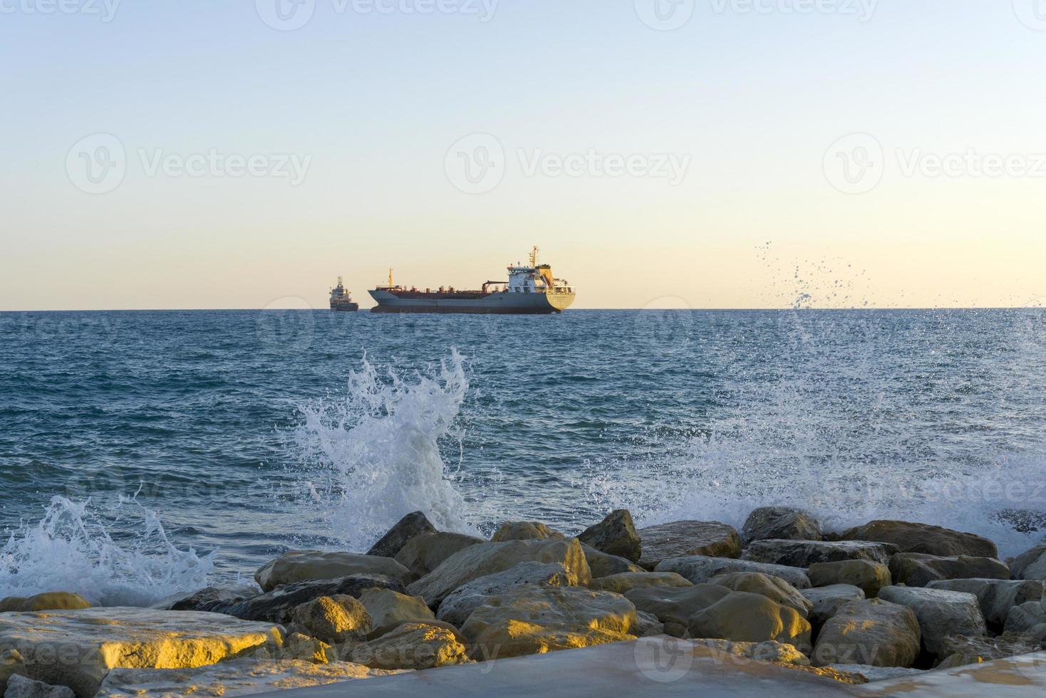 Schiff im Mittelmeer vor der Küste von Zypern. foto