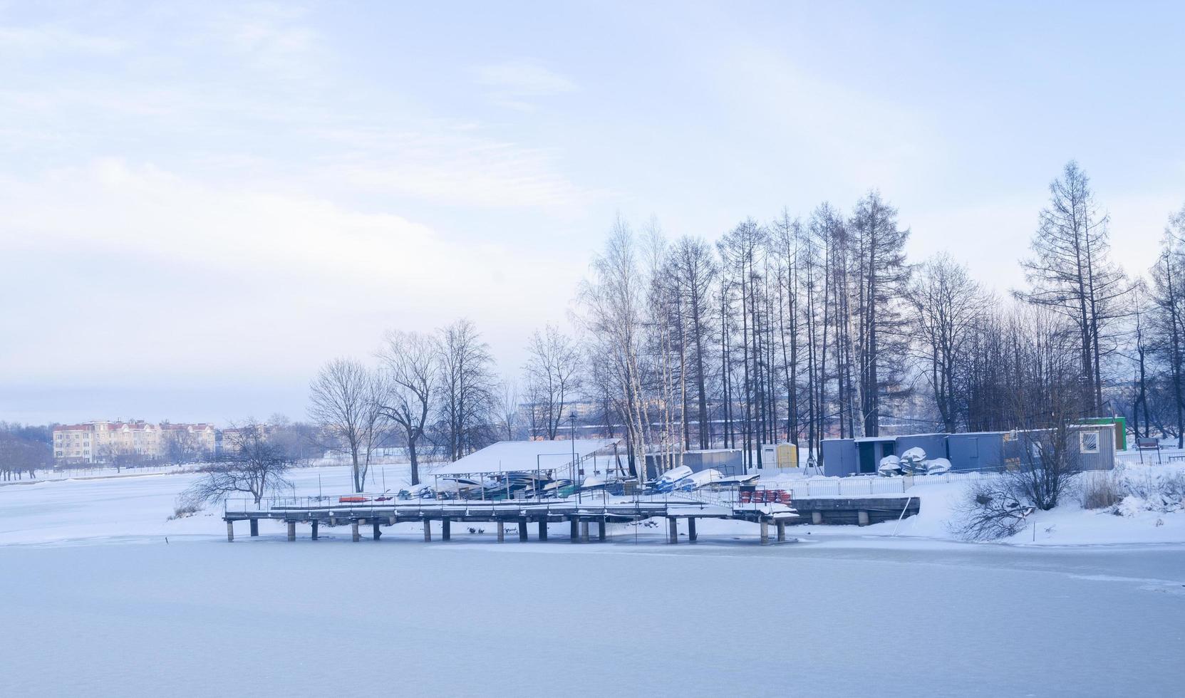 Bootssteg an einem zugefrorenen Fluss an einem kalten Wintertag foto