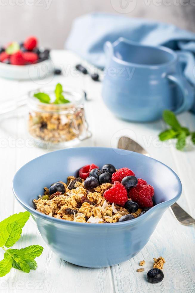 Hafer-Müsli mit Beeren und Joghurt foto