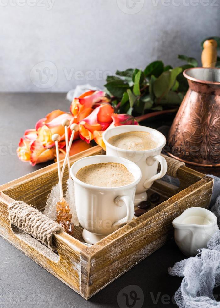 Tasse Kaffee im Vintage-Holztablett foto