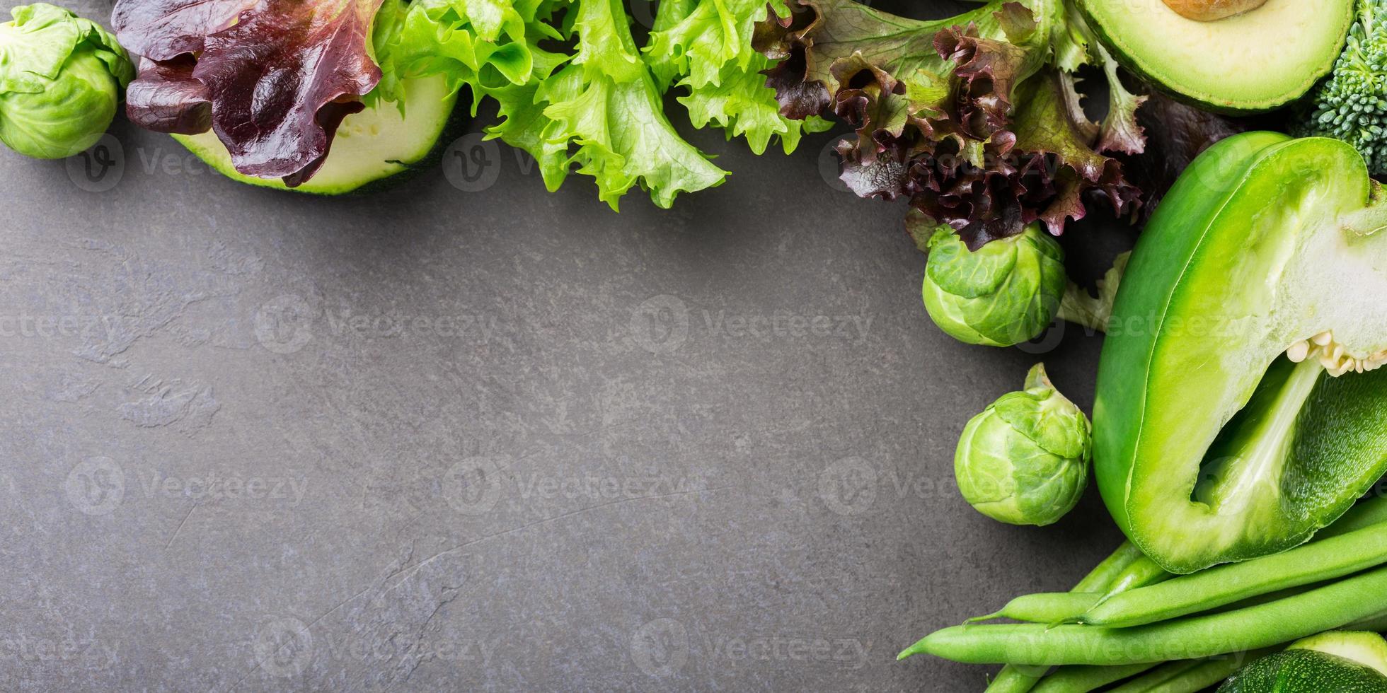 Hintergrund mit verschiedenem grünem Gemüse foto
