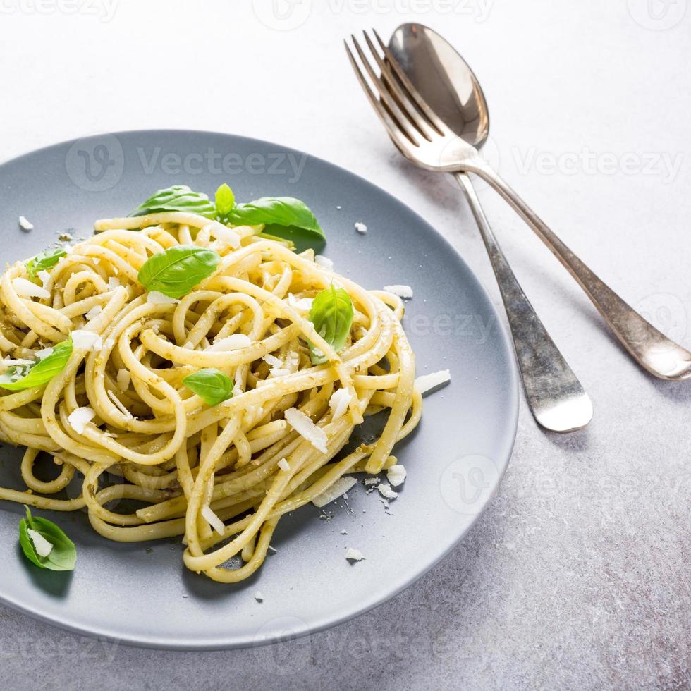 Linguine mit grünem Pesto foto