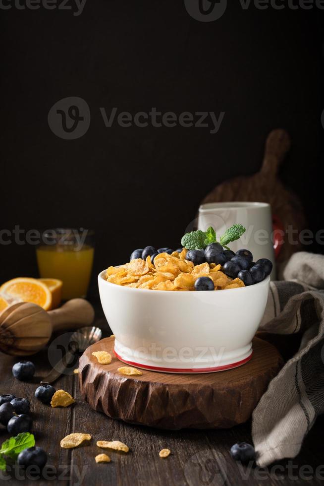 gesundes Frühstück mit Cornflakes und Beeren foto