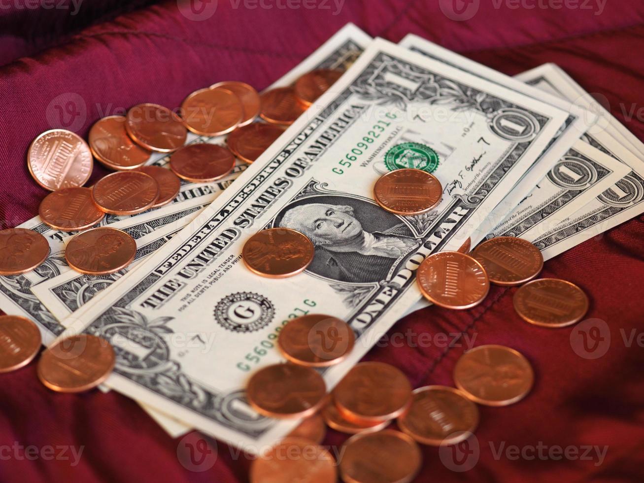 Dollarnoten und -münzen, Vereinigte Staaten über rotem Samthintergrund foto