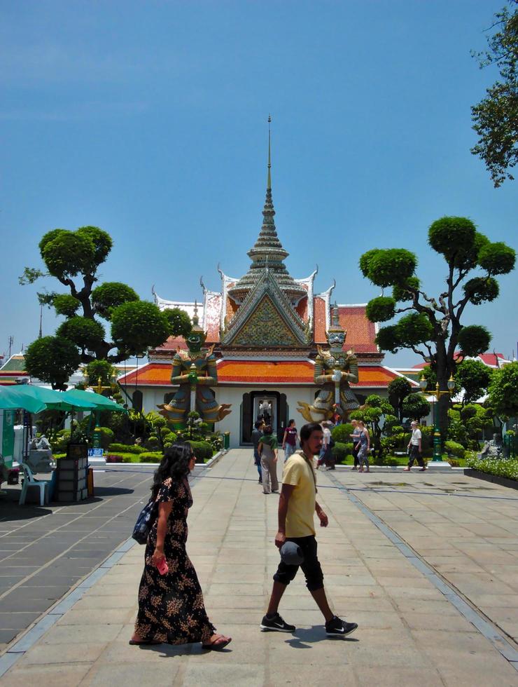 bangkok thailand08 april 2019wat arun ratchawararam ratchawaramahawihan ein buddhistischer tempel existierte seit der zeit des ayutthaya-königreiches am standort wat arun. foto