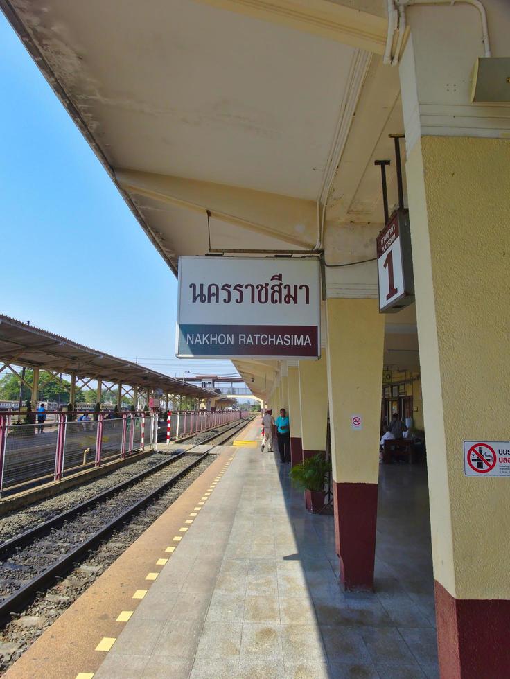 nakhon ratchasima bahnhof 09. märz 2019passagiere, die mit dem zug anreisen und darauf warten, den bahnhof zu verlassen. am 09. märz 2019 in thailand.station ist ein knotenpunkt des nordostens. foto