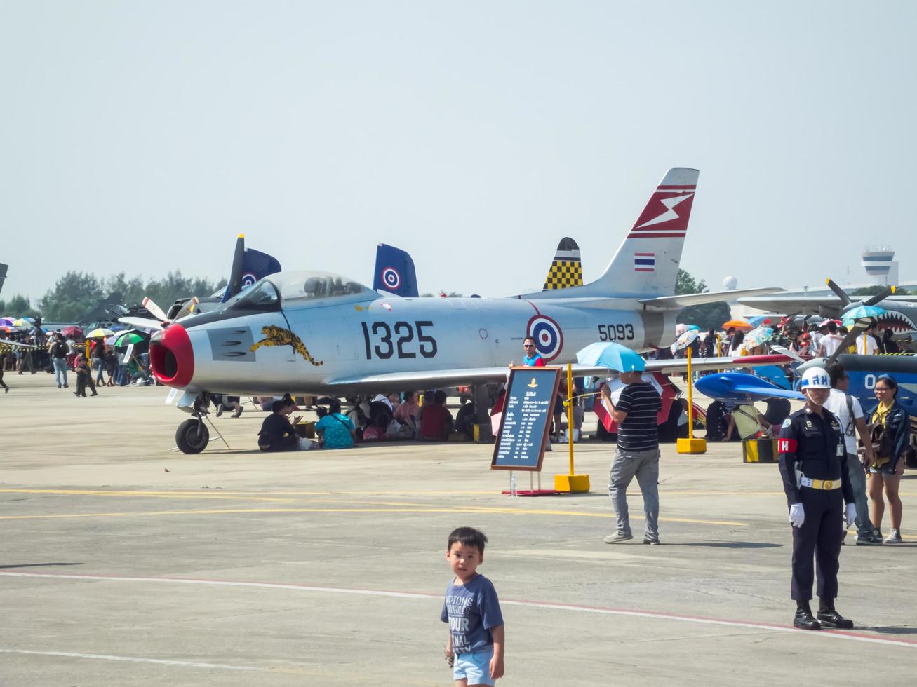 königliche thailändische luftwaffe don muang bangkok thailand12. januar 2019nationaler kindertag die flugzeugshow und flugschau der luftwaffe der königlichen thailändischen luftwaffe. auf bangkok thailand12 januar 2019. foto