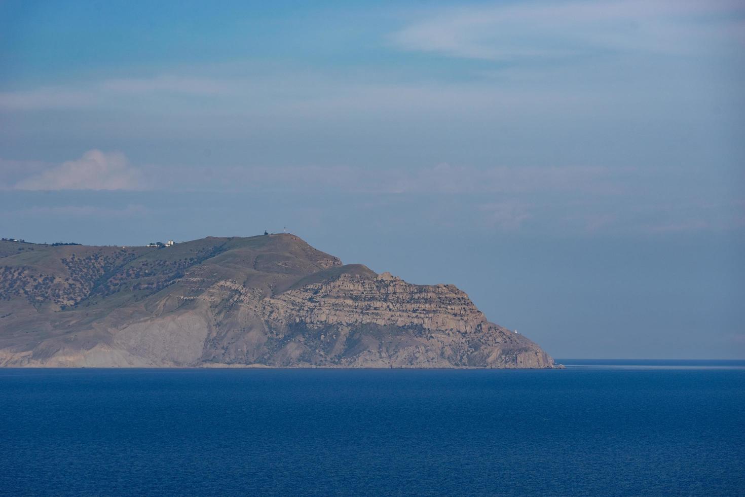 Seelandschaft mit Blick auf die Küste foto