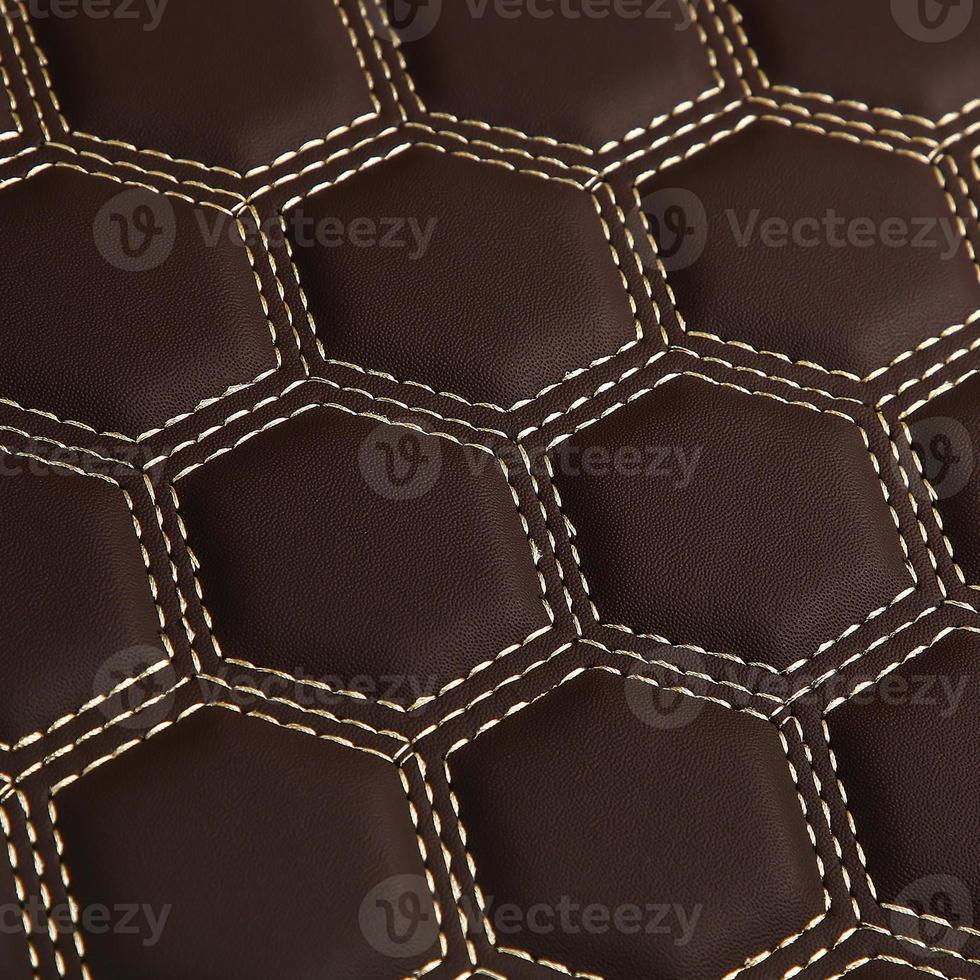 Textur aus braunem Lederhintergrund mit quadratischem Muster und Stich, Makro foto
