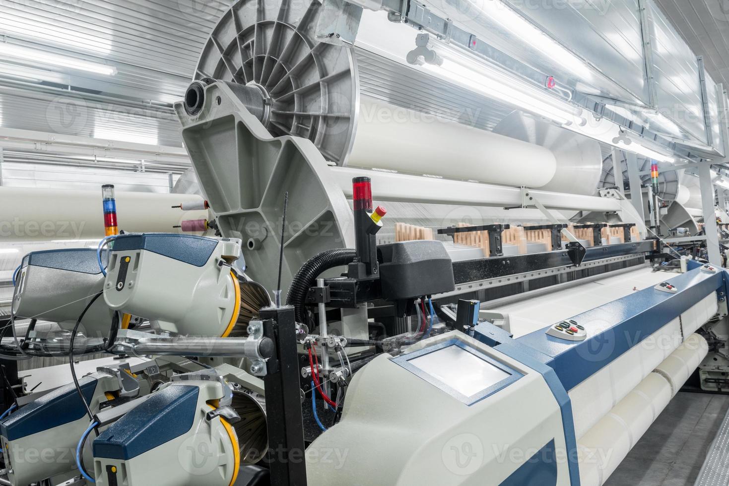 Maschinen und Anlagen in der Weberei. Innenraum der industriellen Textilfabrik foto