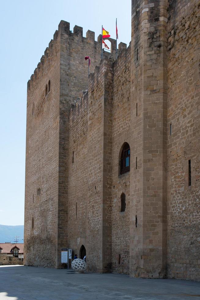Haupteingang und Fassade des alten Palastes des Anfechtbaren. medina de pomar, burgos, merindandes, spanien foto