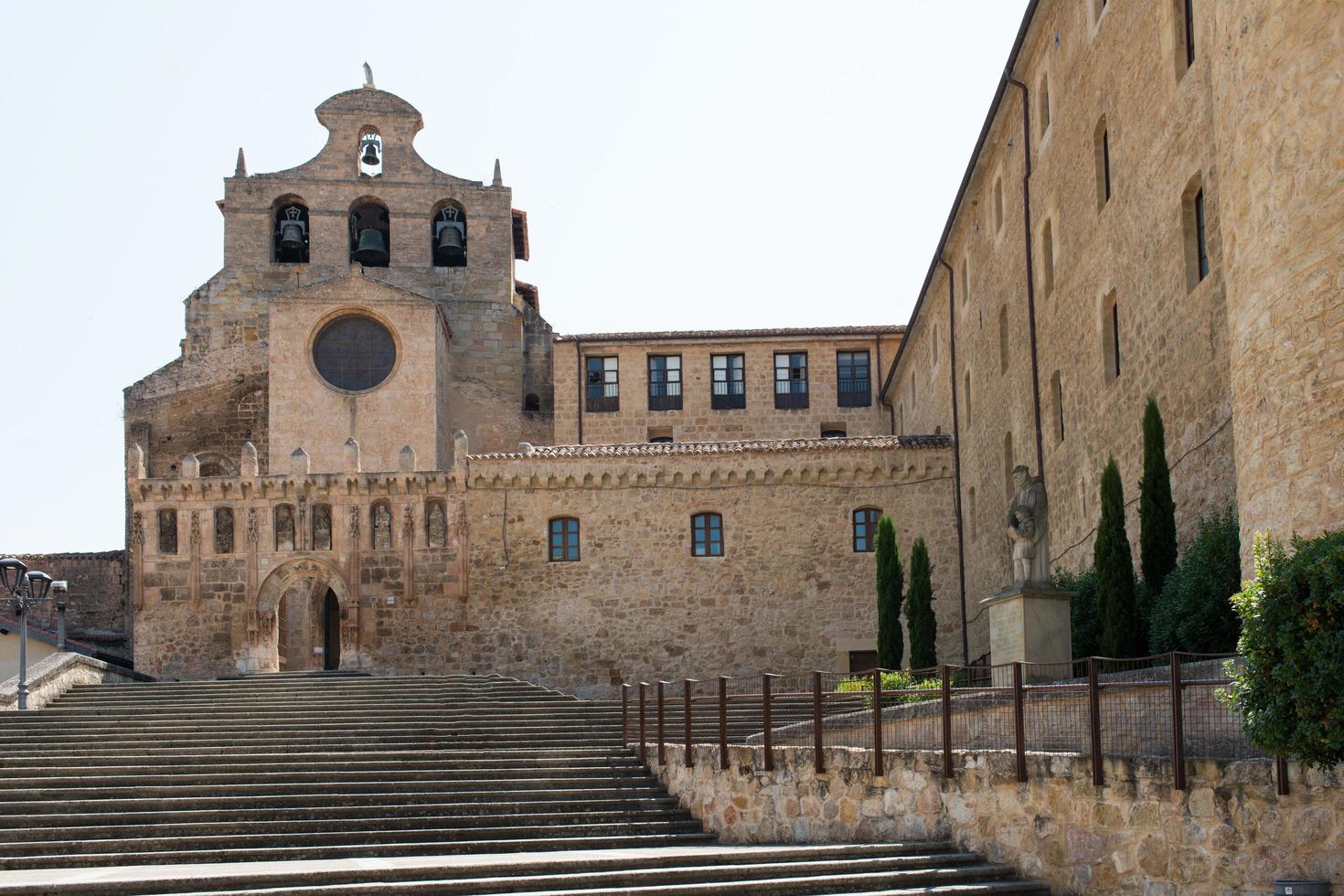 Fassade der Kirche San Salvador und Treppe zum Haupteingang. keine Leute. ona, merindades burgos, spanien. foto