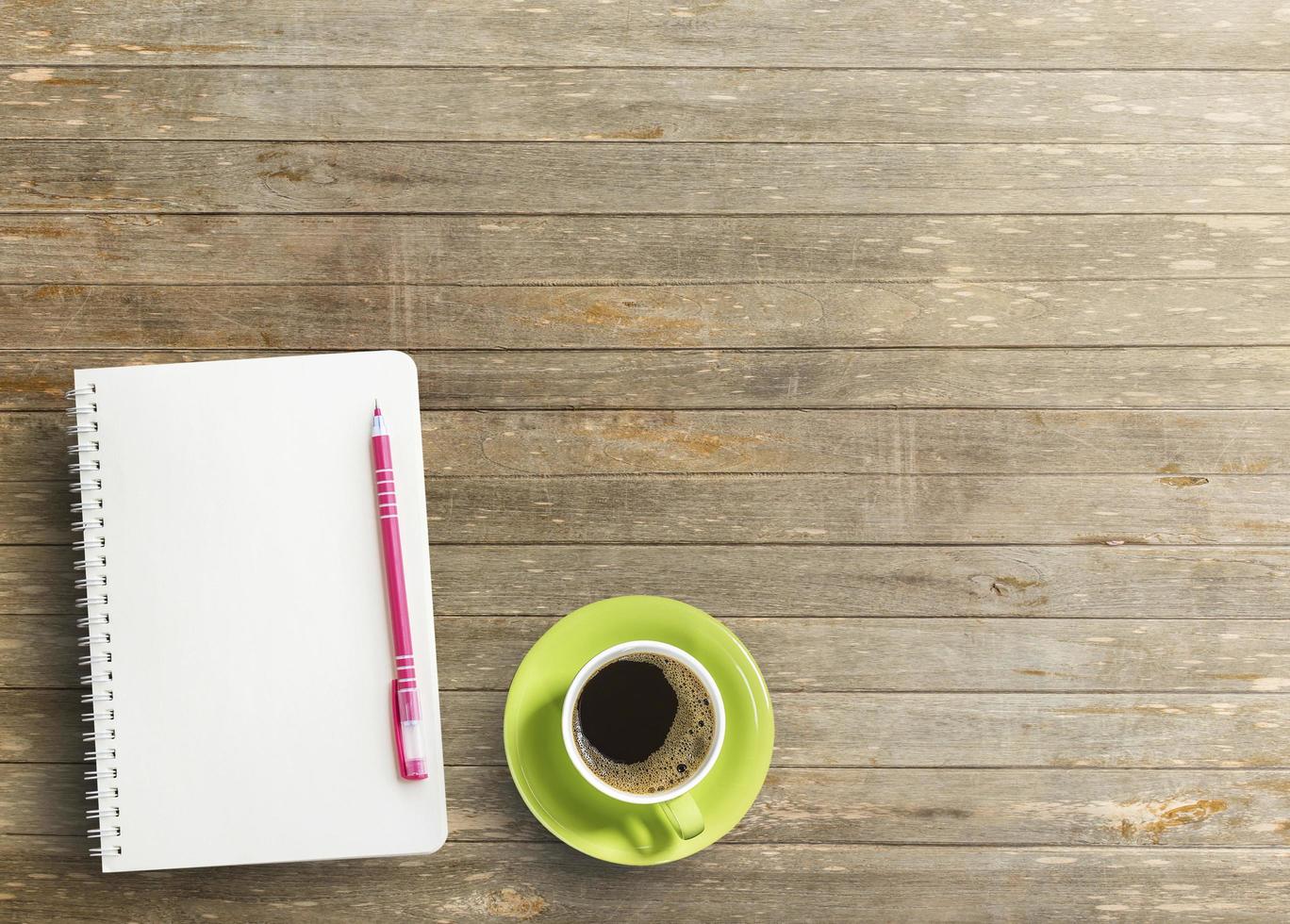 Schreibtisch mit Notebook und Kaffee foto