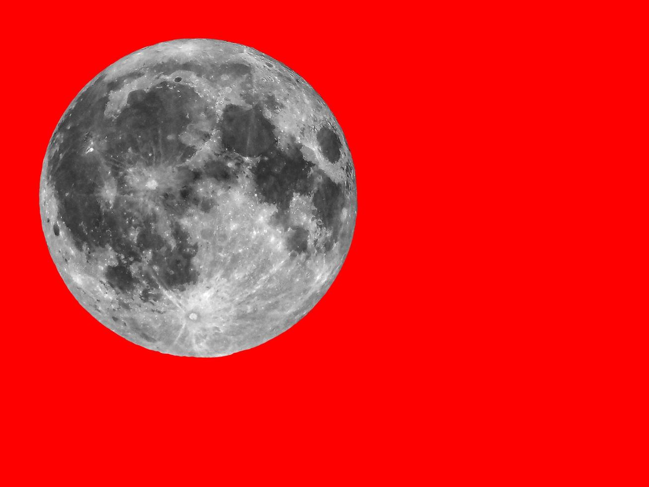 Vollmond mit Teleskop gesehen, roter Hintergrund foto