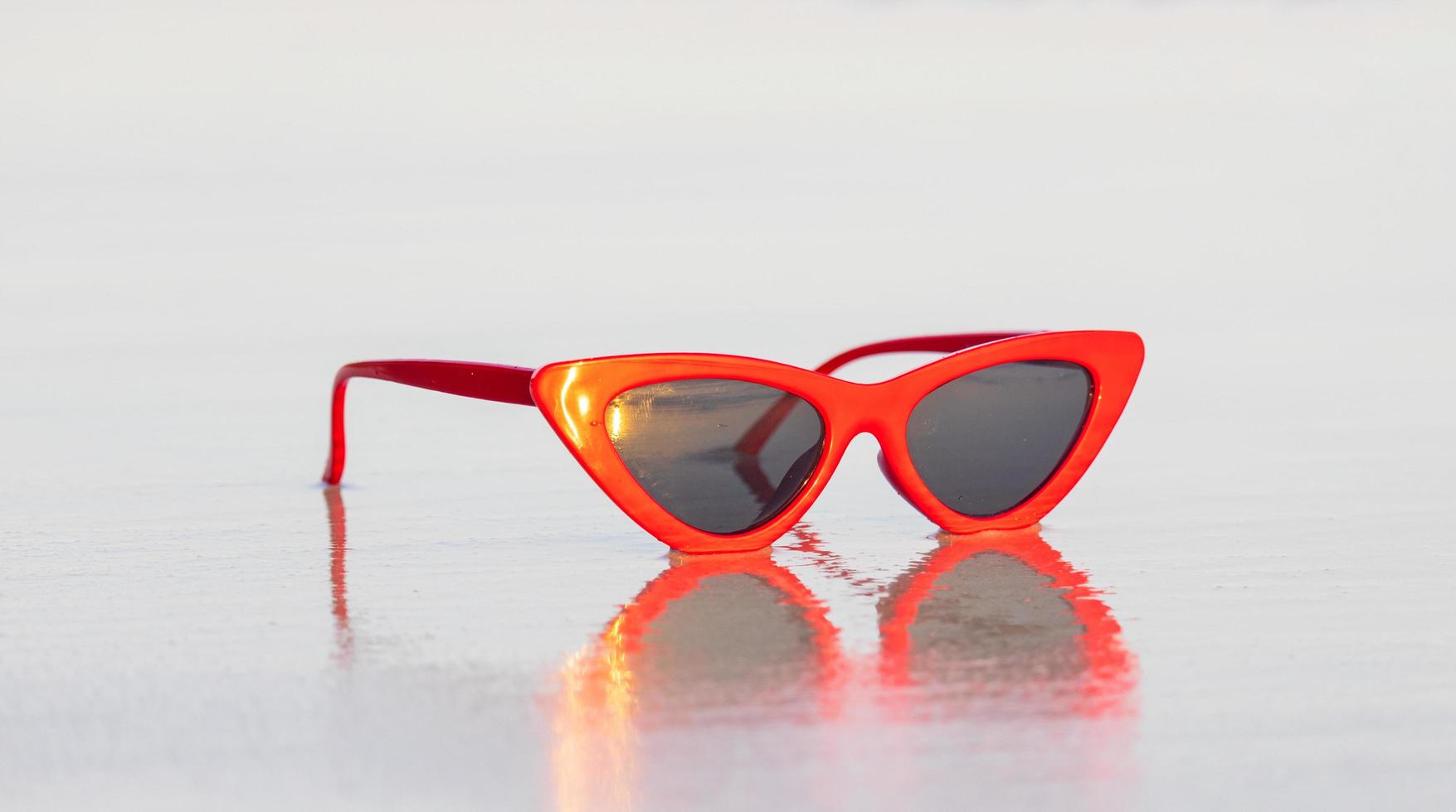 Sonnenbrille auf Sand schöner Sommerstrand foto