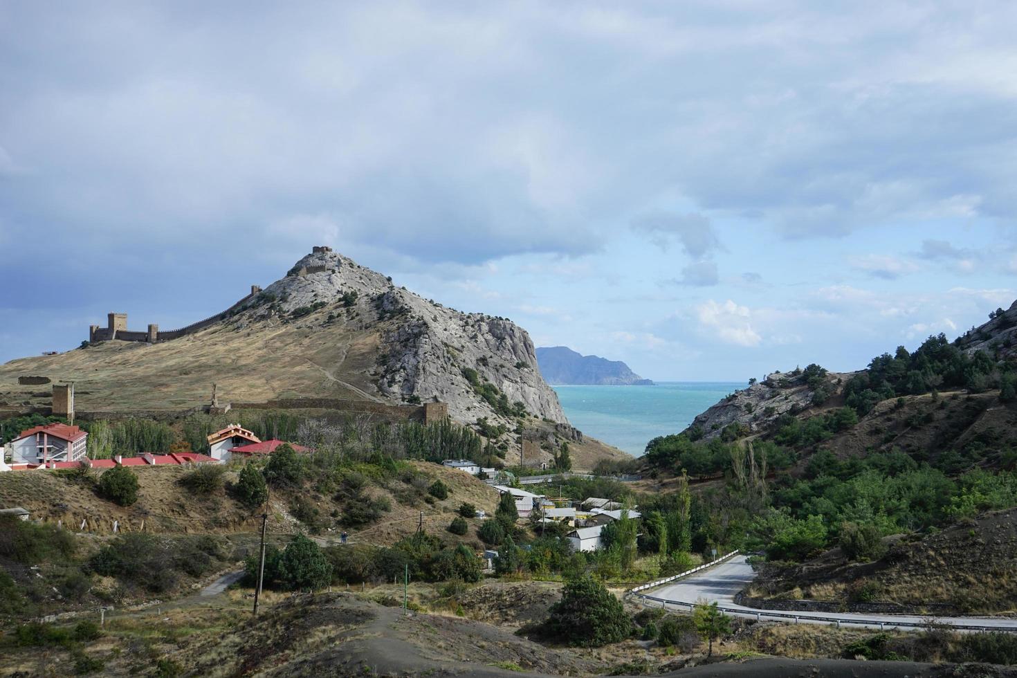 Stadtbild mit Blick auf die Stadt und die Berge. sudak foto