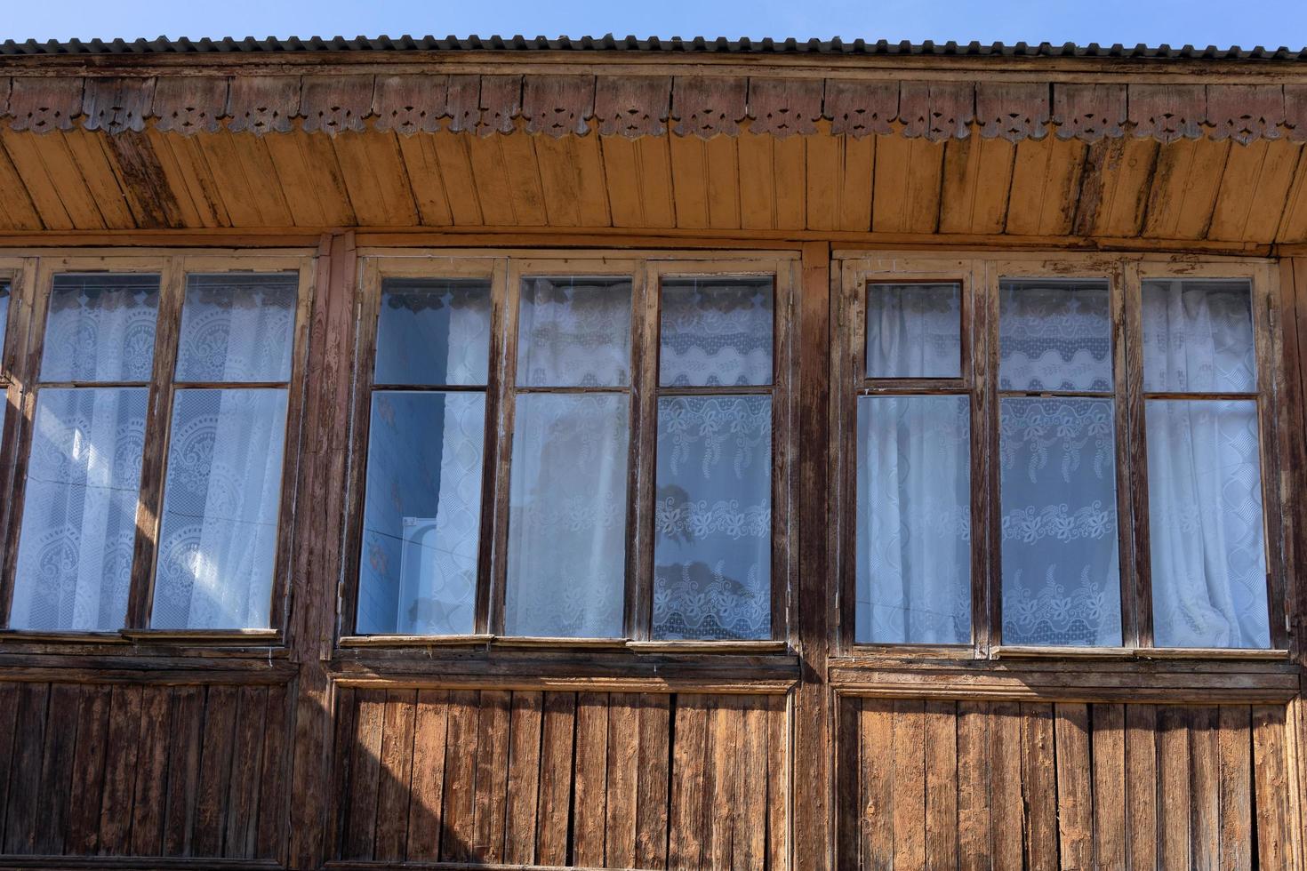 die Fassade eines Holzgebäudes mit Fenstern. Gurzuf, Krim foto
