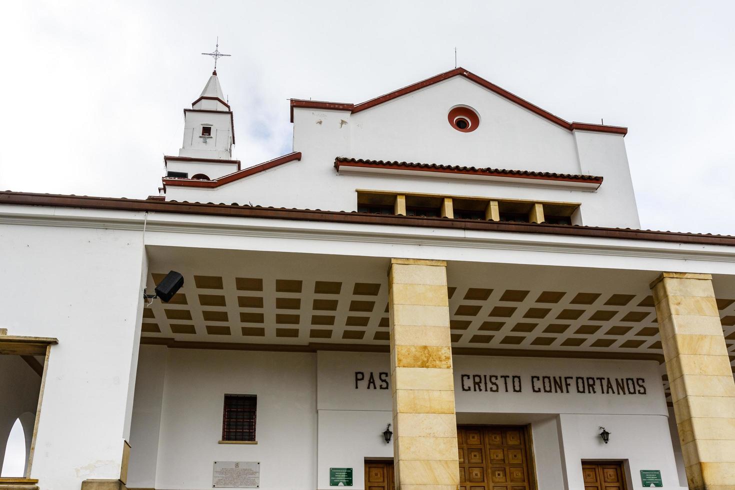 fassade der basilika santuario del senor de monserrate heiligtum auf dem berg monserrate, bogota, kolumbien, südamerika foto