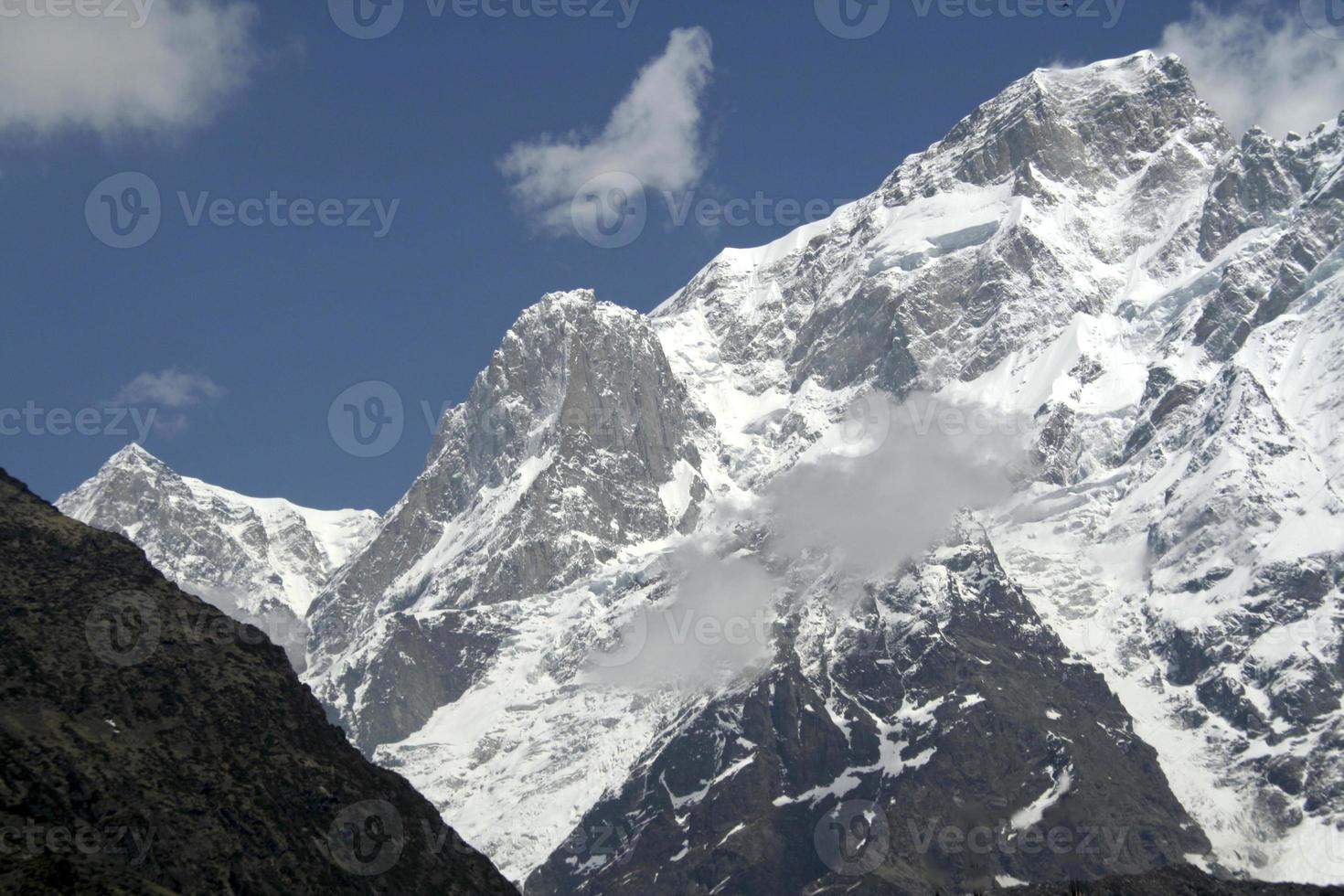 Schneelandschaft des schillernden Himalaya foto