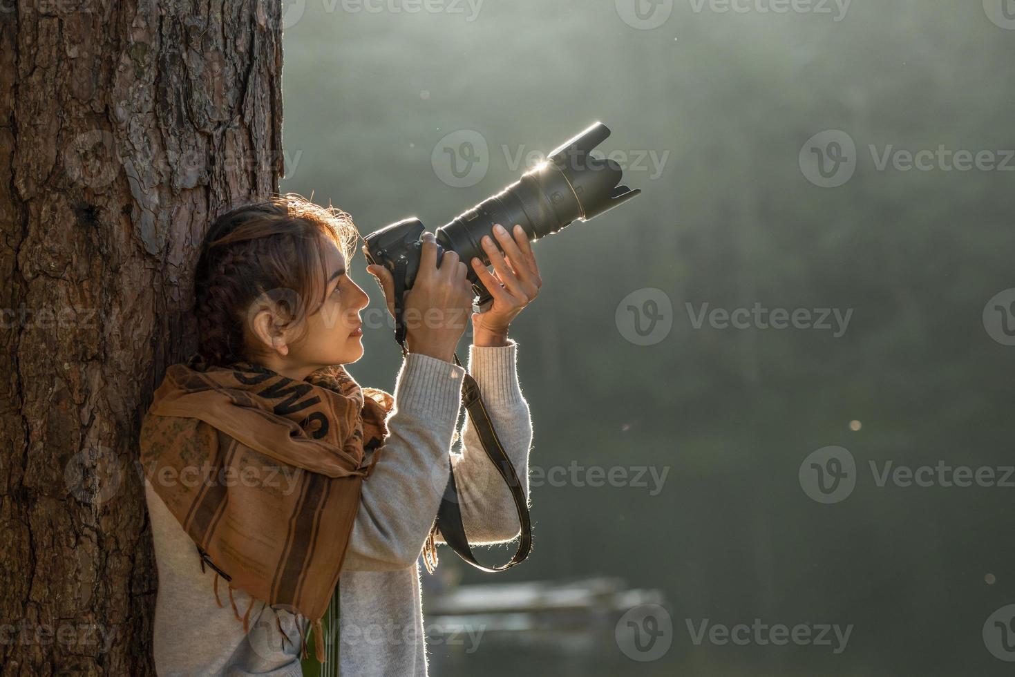 Lifestyle-Porträt einer hübschen Frau, machen Sie ein Foto in der Nähe des Flusses