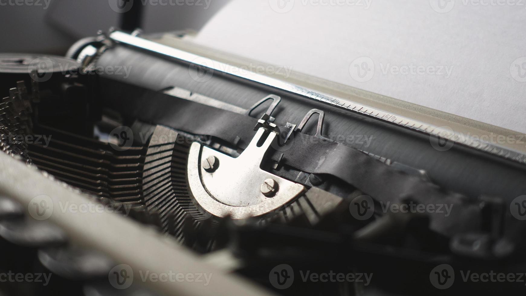 ein Autor, der an einer alten mechanischen Retro-Schreibmaschine arbeitet foto