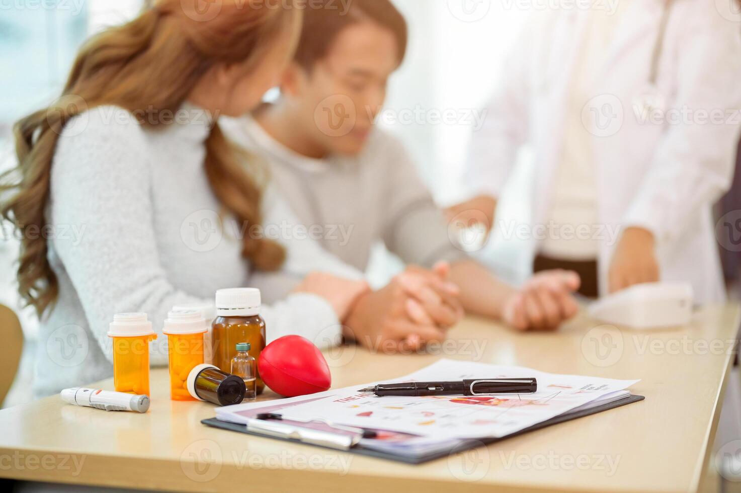 Flaschen von Tabletten und Vitamine, ein medizinisch Zwischenablage, und ein Blut Glucose Monitor auf das Tisch. foto