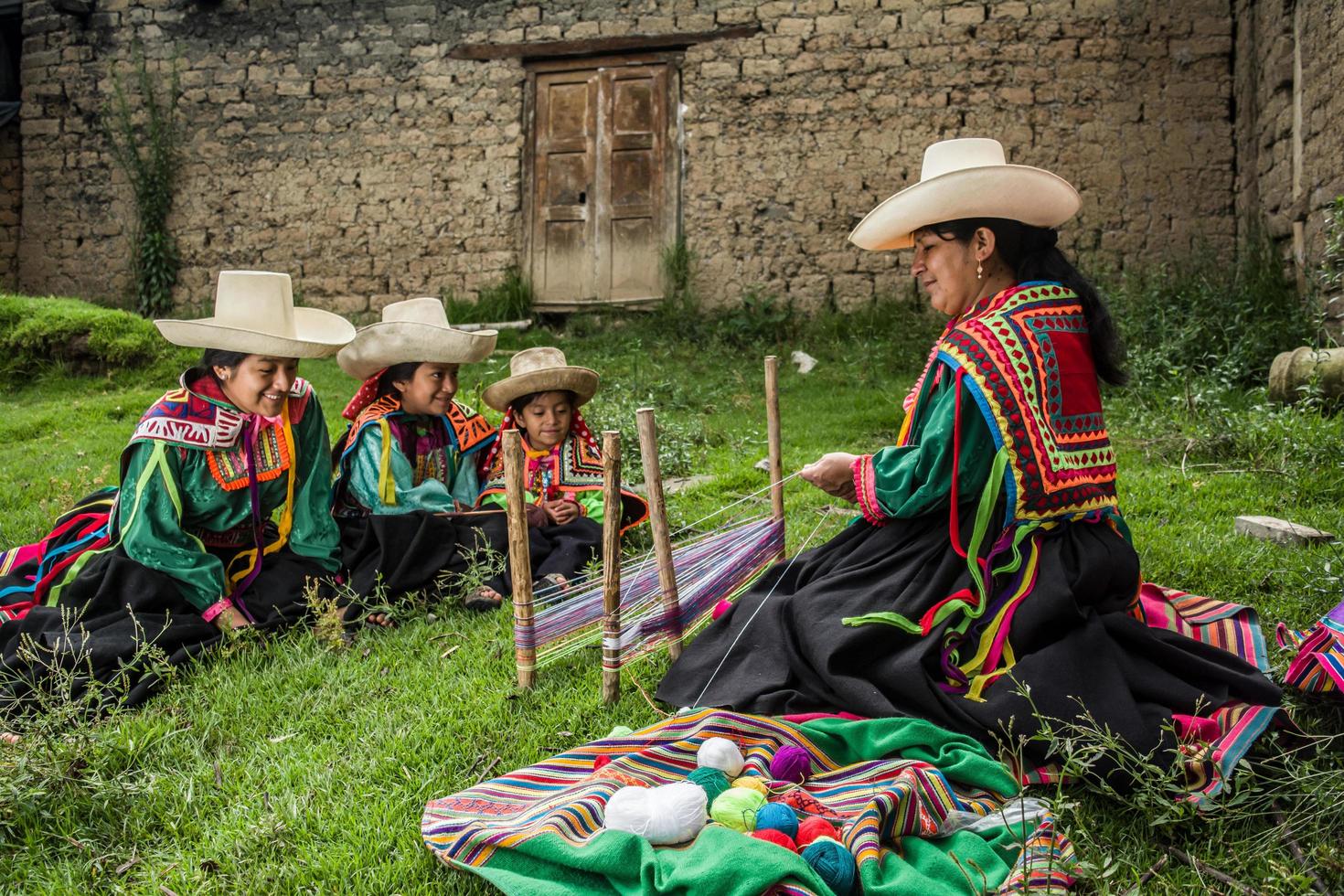 peruanische Andenfrauen posieren in verschiedenen Aktionen foto