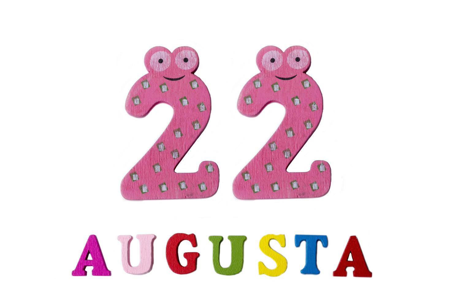 22. August. Bild vom 22. August, Nahaufnahme von Zahlen und Buchstaben auf weißem Hintergrund. foto