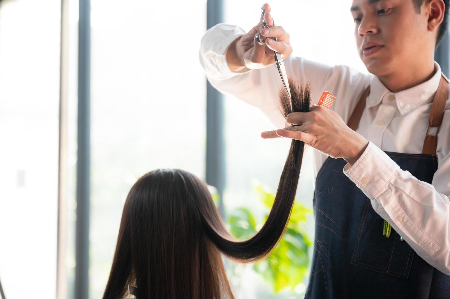 klientin, die einen prozess zur behandlung eines haares mit friseur im schönheitssalon hat foto