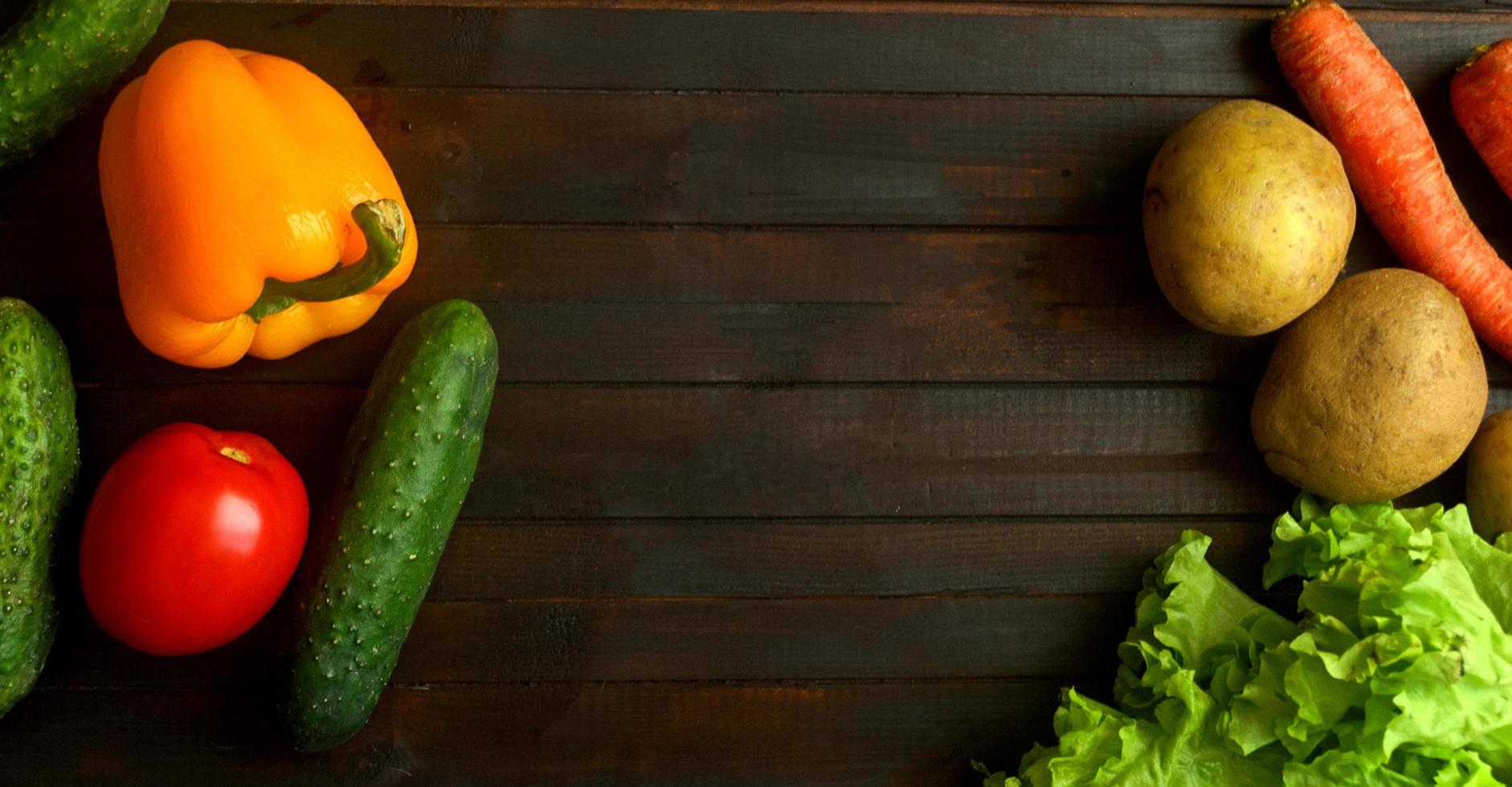 Lebensmittelhintergrund mit verschiedenen vegetarischen Gemüsen. foto