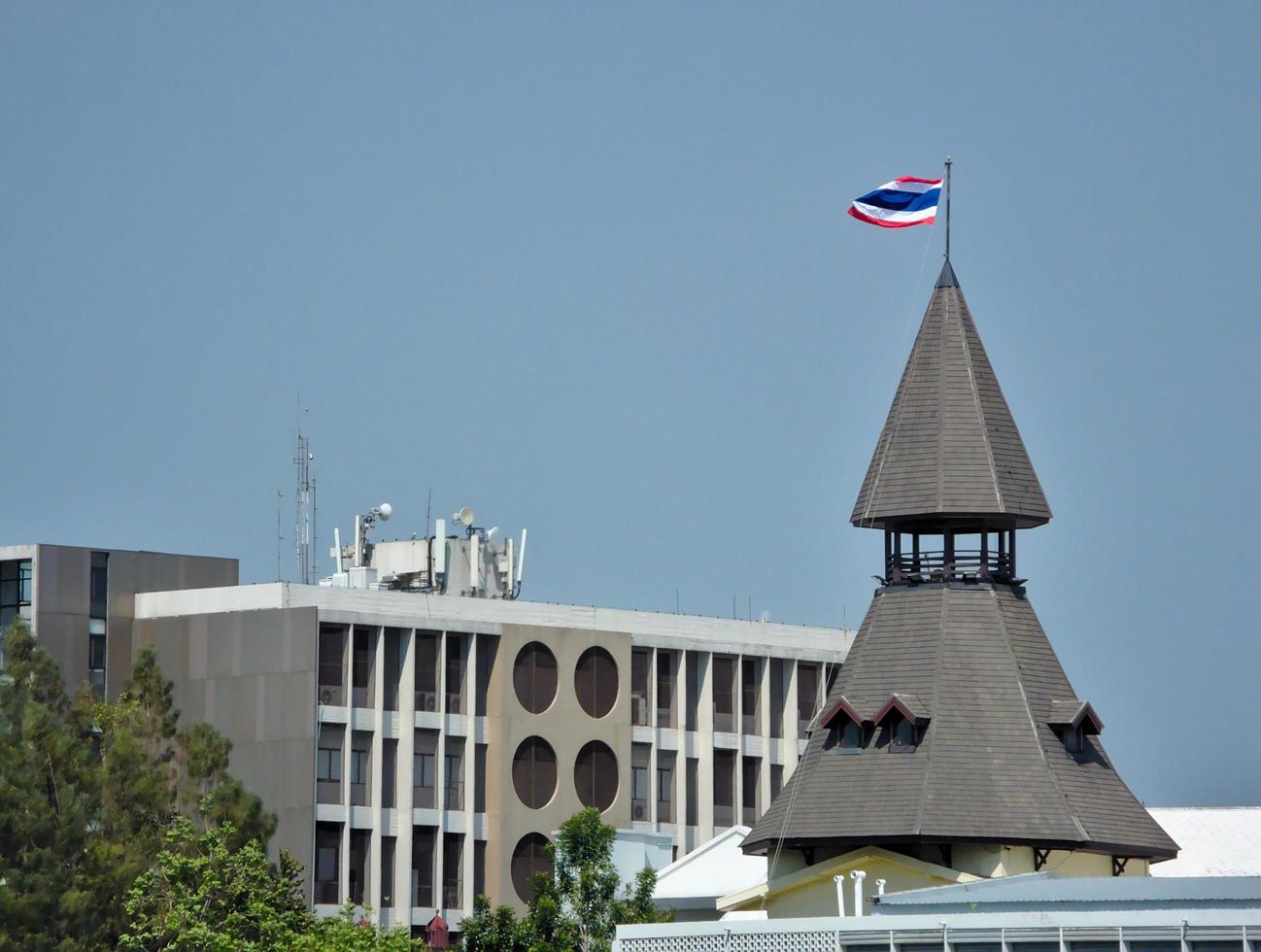 bangkok thailand08 april 2019thammasat universität tha prachan ein kuppelförmiges gebäude ist ein wahrzeichen dieser universität, gesehen vom chao fluss. foto