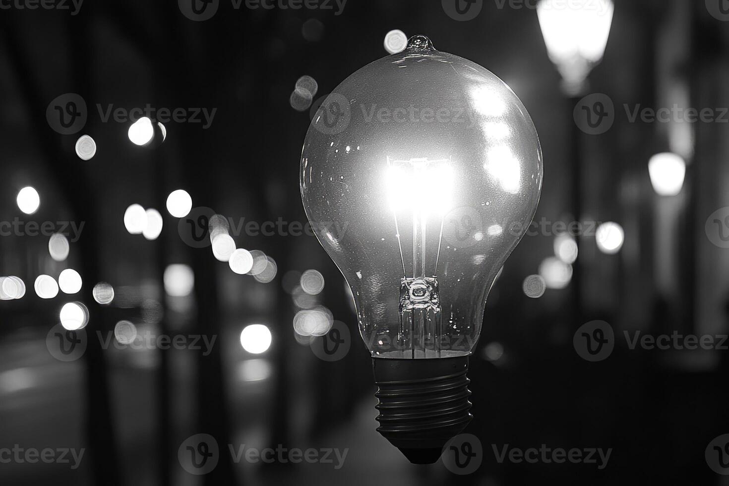 ein Single Licht Birne glühend hell gegen ein Hintergrund von verschwommen Beleuchtung foto