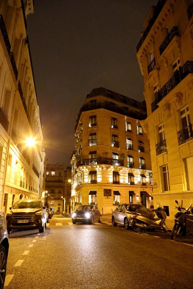 haus in paris auf offener urbaner natur der nacht frankreich foto