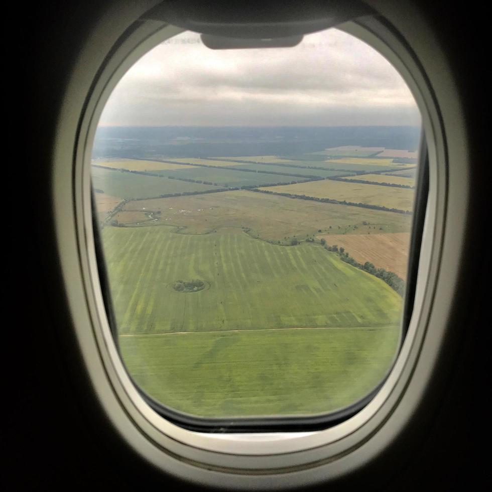 schöne aussicht aus dem flugzeugfenster, großer flügel des flugzeugs zeigt fensterflügel foto