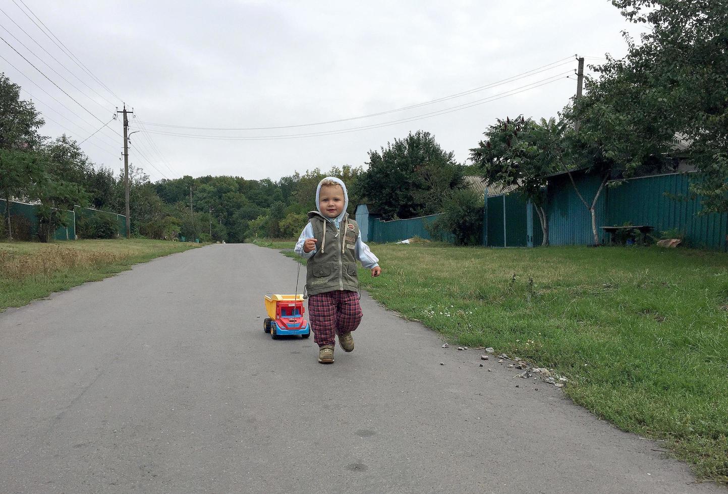 schönes Baby mit Kindergesicht posiert Fotograf foto