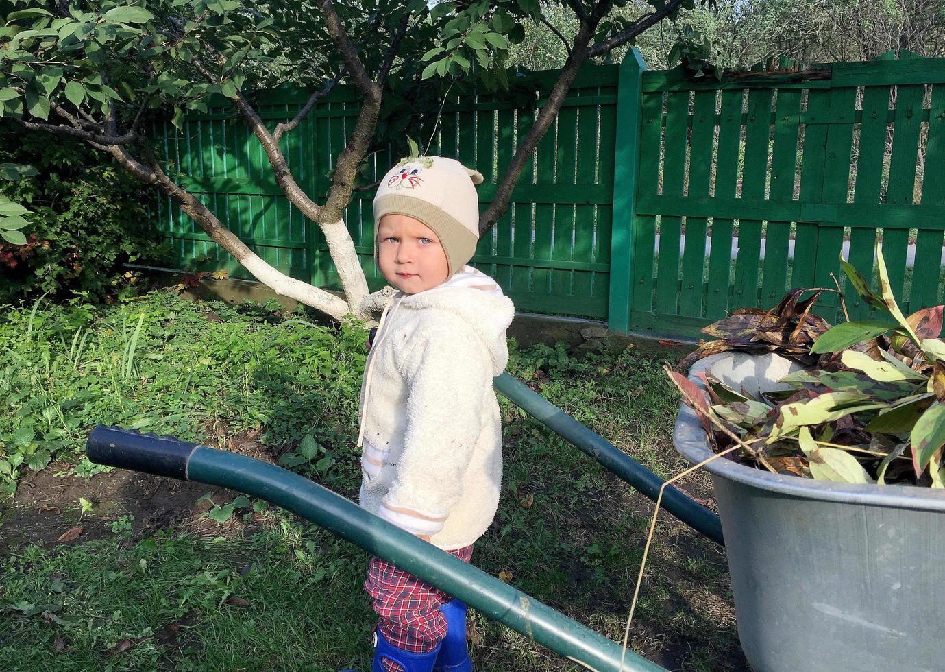 schönes Baby mit Kindergesicht posiert Fotograf foto