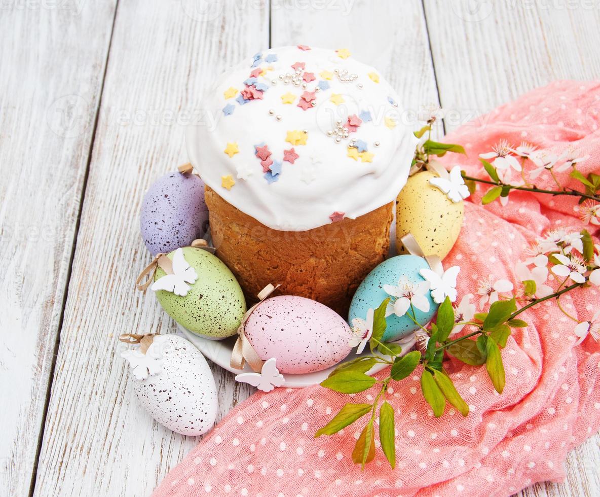 Osterbrot und Eier foto