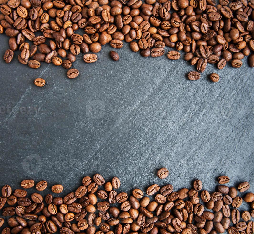 Kaffeebohnen auf einem schwarzen Hintergrund foto