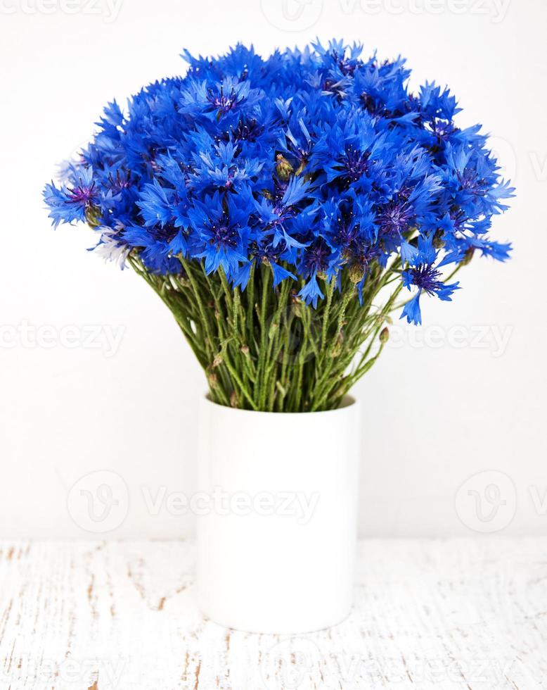 blaue Kornblumen auf einem Tisch foto