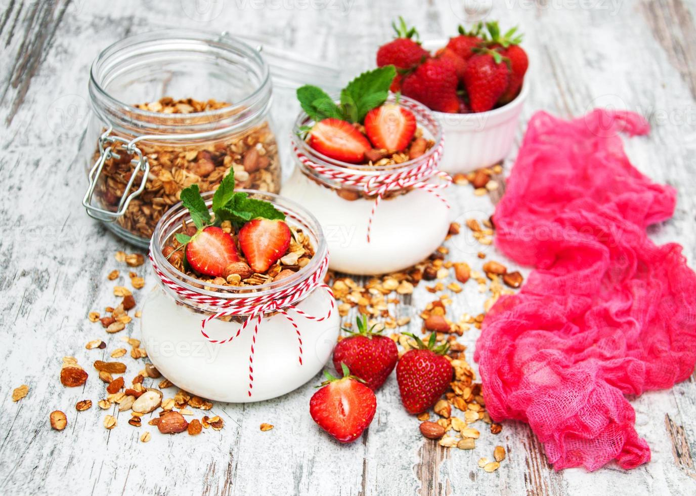 Joghurt und Müsli zum Frühstück foto