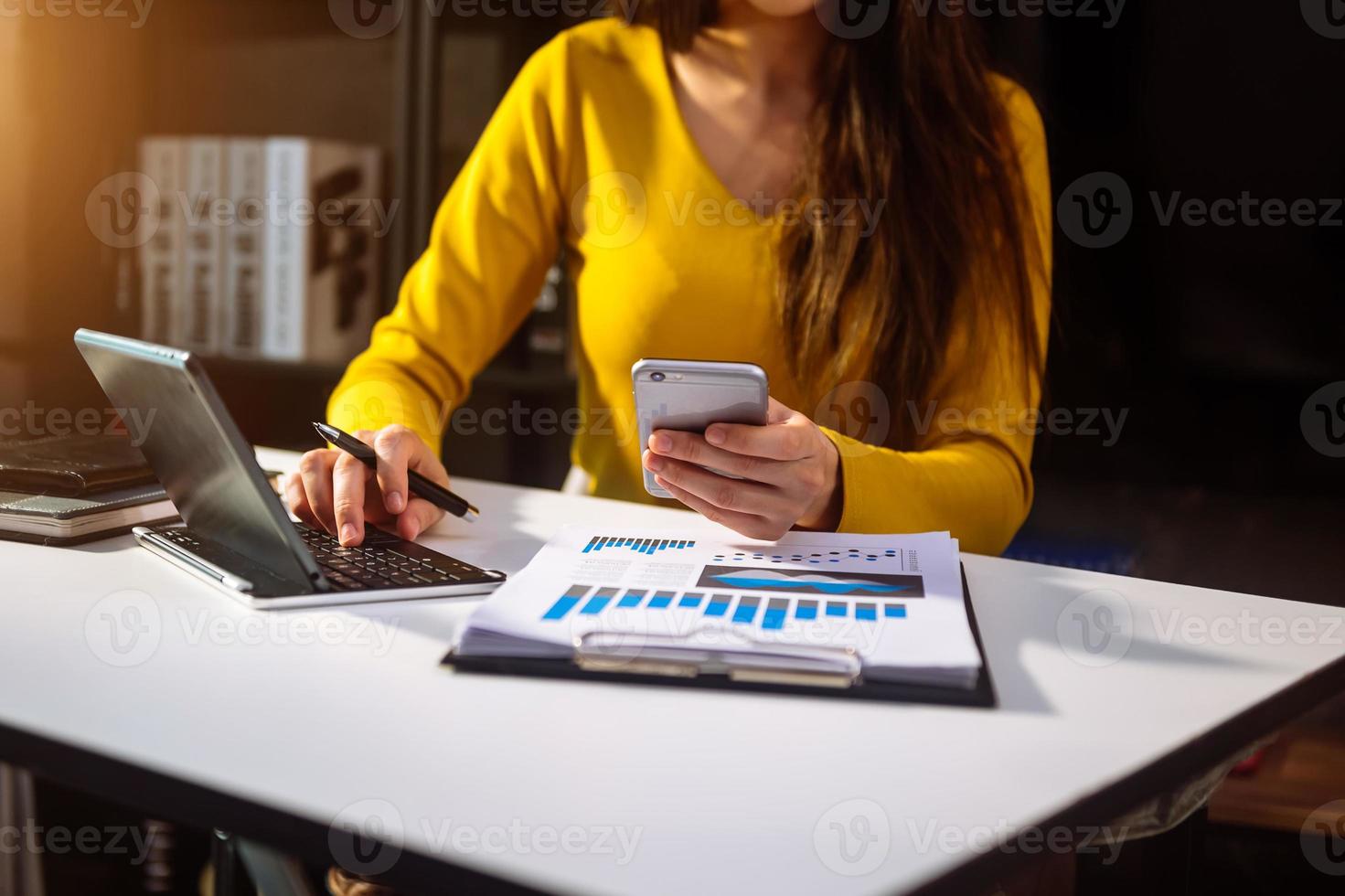 Frauen, die im Heimbüro Münzen auf dem Taschenrechner zählen. foto
