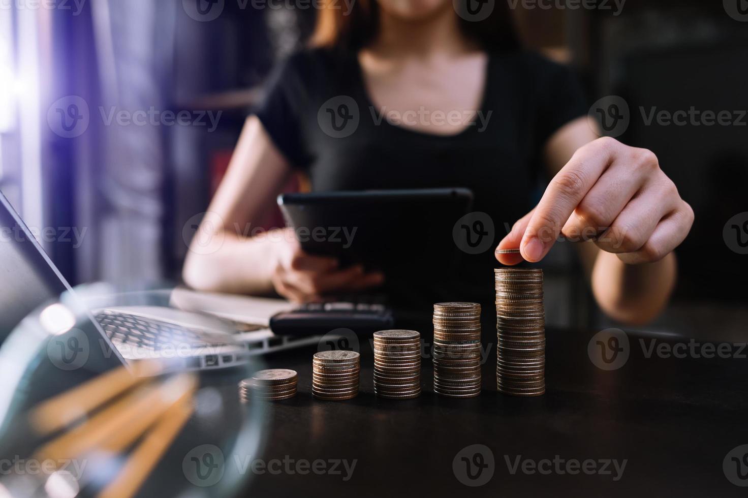 geschäftsbuchhalter, der mit handy und taschenrechner am schreibtisch arbeitet, um das budgetkonzept finanzen und buchhaltung zu berechnen foto